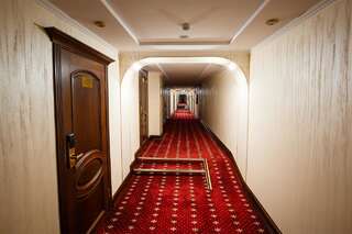 Отель Salut Hotel Almaty Алматы Улучшенный номер с 2 кроватями размера «queen-size»-1